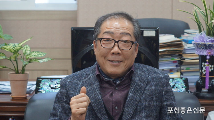 엄지손가락을 들어 보이는 양기원 축협장.