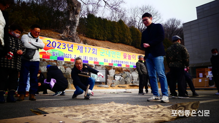"으라차차차~ 윷이요!" 군내면 정월대보름 맞이 윷놀이 대회에서 주민들이 윷을 던지며 흥겨워하고 있다.