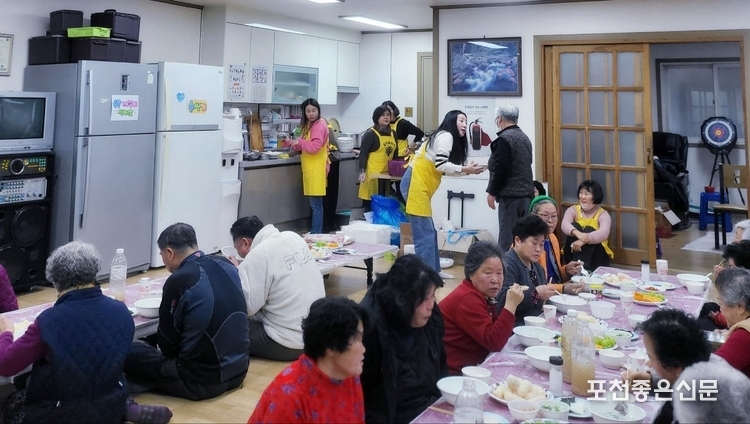 '같이 플러스’ 회원들이 어르신들에게 점심 메뉴인 설렁탕을 대접하고 있다. 