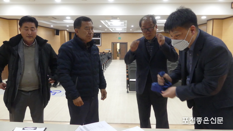 포천시 여성회관 청성홀에서 축협 조합장 후보자들이 기호 추첨을 하고 있다. 