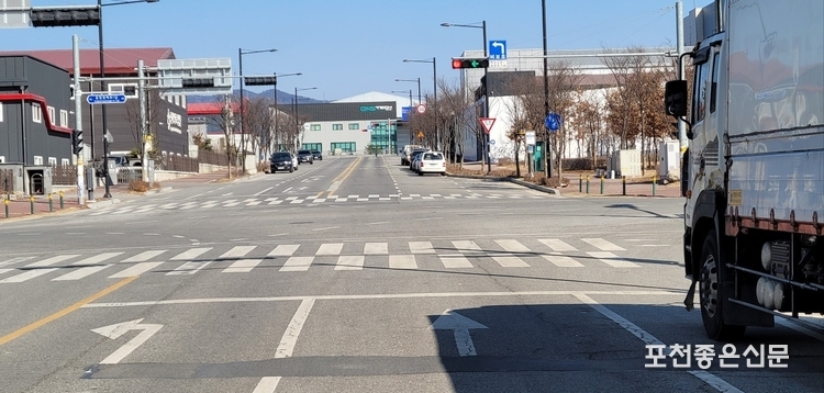 단지내 편도 2차선에 차량들이 줄지어 주차해 있다.
