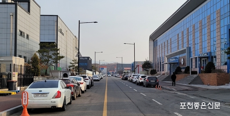 포천 용정산업단지내 도로 위에 불법 주정차 중인 차량들이 줄지어 서 있다. 