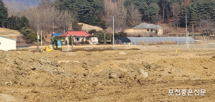 허가된 농지를 포함한 연접된 토지 전체에 성토를 진행하는 작업 트랙터 모습이 보인다.