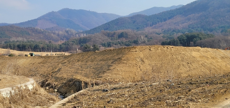 명산리 250번지 농지의 성토된 부분이 위험하게 보인다..