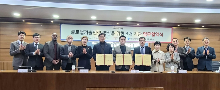협약식 참석자들이 박수를 치면서 협약 체결을 축하하고 있다. (사진=문석완 기자)
