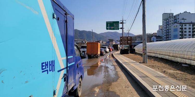 신북면 심곡리 사거리의 교통 체증으로 많은 차량들이 거북이 걸음으로 운행하고 있다. 