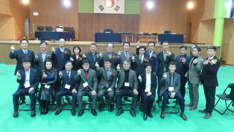 당선증 교부를 받은 후 조합장 당선자 11명과 선거관리위원들이 함께 기념촬영을 했다.