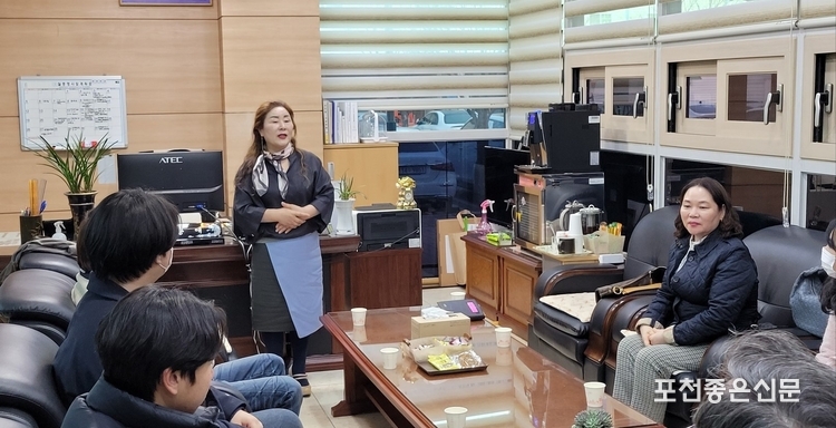 한연자 회장이 회원과 장학생들에게 인사말을 하고 있다.
