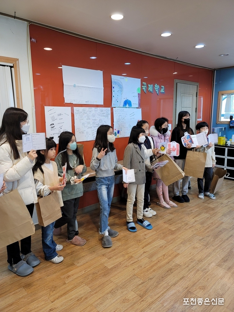 제1차 원어민 영어캠프에 참가한 수강생들이 불과 한 달 동안 수업을 받고 자신의 의견을 영어로 자유롭게 발표하고 있다.