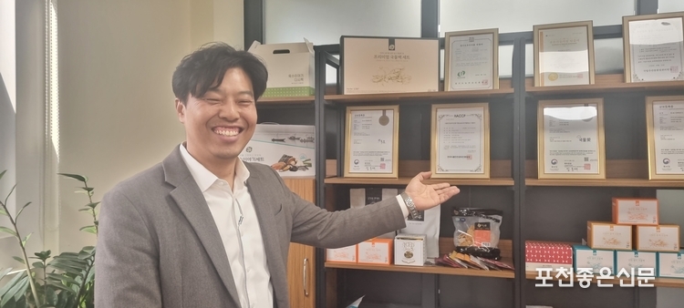 (주)티푸드 김인 대표가 14년에 걸쳐 연구해서 만든 천연 다시팩 제품이 최근들어 큰 호응을 얻고 있다. 
