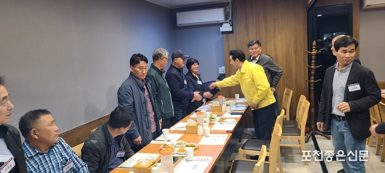 백영현 포천시장이 입장하면서 참석한 통장들과 악수를 나누고 있다. (사진=문석완 기자)