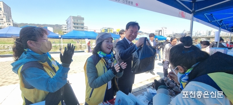 최춘식 국회의원도 태사모 바자회 현장을 찾아 모금에 동참했다. 