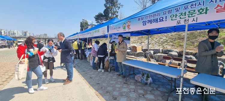 포천시 안전총괄과에서는 시민들에게 '시민안전보험' 팜플렛을 나누어 주며 홍보했다.