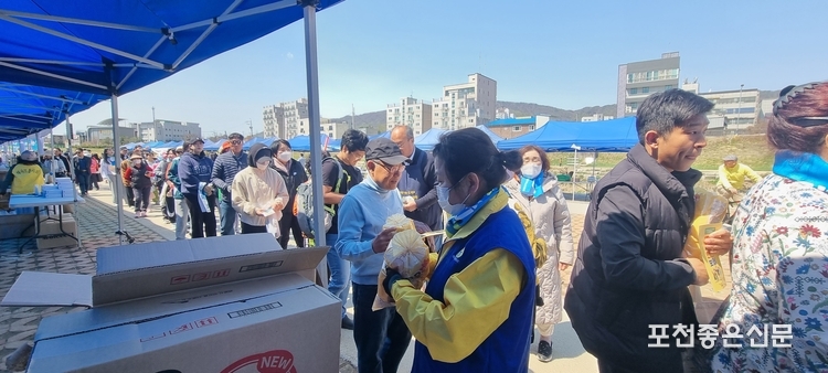 "차례차례로 과자 한 봉지씩 받아가세요."