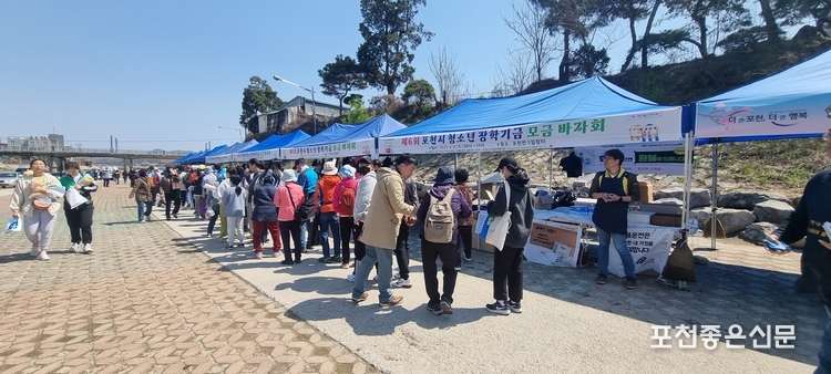이날 태사모 바자회에는 시민 1천여 명 가까이 방문했다.