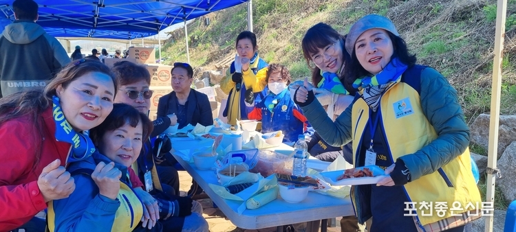 금강산도 식후경. 이른 아침부터 나와 봉사하는 회원들은 라면 한 그릇으로 허기를 채우고.