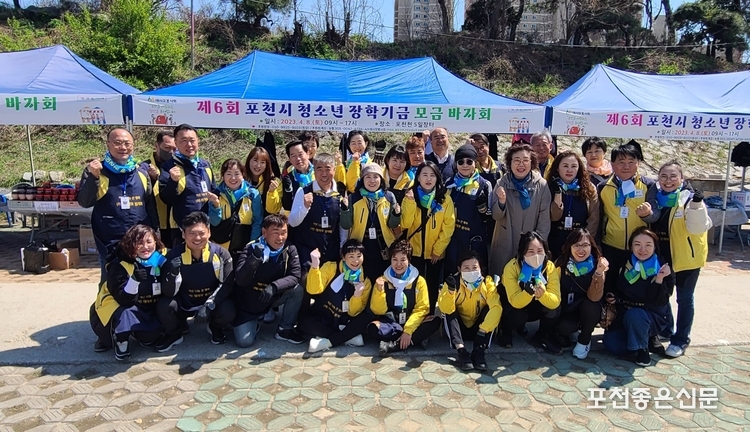 태사모 회원들이 행사를 마친 후 성공적인 바자회를 자축하며 기념촬영하고 있다.