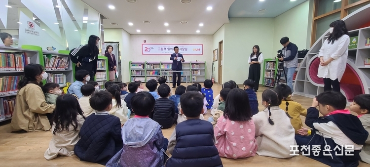 백영현 포천시장이 포천시청 어린이집 원아들에게 인사하고 있다. (사진=문석완 기자)