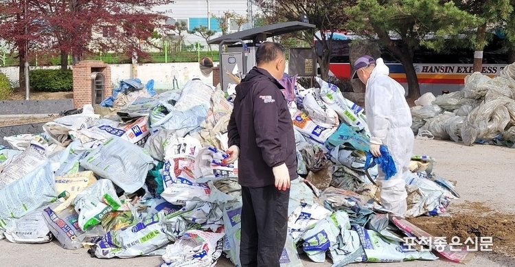 최영수 동교 2통장과 이용흠 동교 3통장이 열심히 선별 작업을 하고 있다.