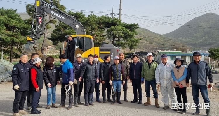 정운하 포천농협 상임이사가 작업에 애쓰신 통장들과 포크레인 운전자 서옥석 설운1통장을 위문하고 기념촬영을 하고 있다.. 