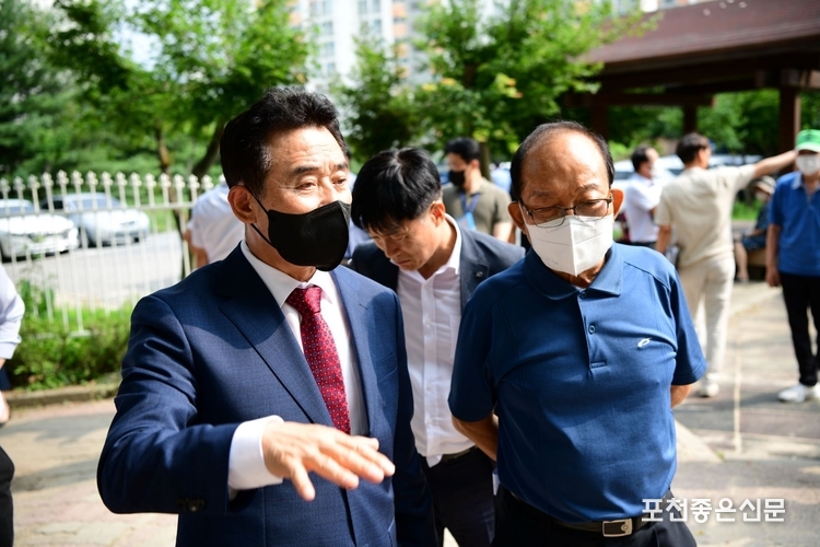 주차란이 심각한 우정아파트 주차장 건설을 위해 현장을 찾은 백영현 시장.