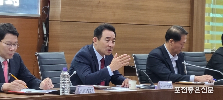 백영현 포천시장이 토론을 주재하고 있다. (사진=문석완 기자)