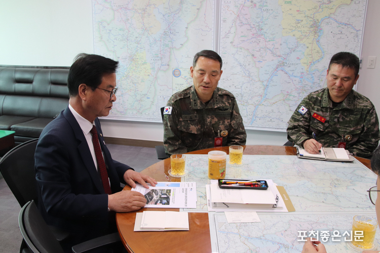 27일 최춘식 의원이 국회에서 이보형 합동참모본부 드론작전사령부 창설준비단장을 만나 드론사령부의 포천 창설 문제를 확인하고 있다. 