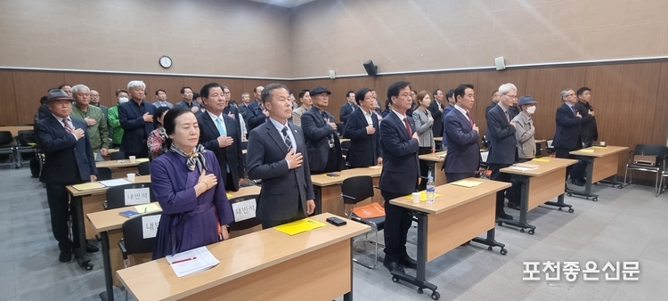 이날 포천 정계와 문화계 인사 100여명이 참석해 축하를 했다.