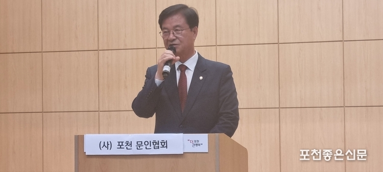 최춘식 국회의원이 축사를 하고 있다.