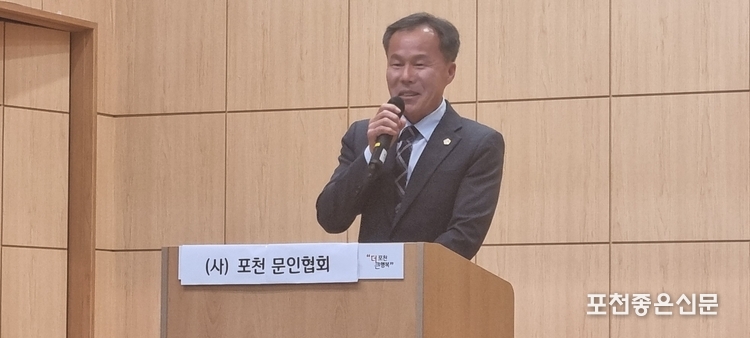 백영현 시장 바로 뒤에 축사를 한 서과석 시의장은 "백 시장께서 시를 외느라 고생이 참 많았다"고 조크를 던져 좌중에서는 폭소가 터졌다.