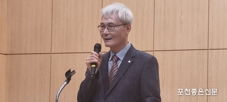 서영석 제9대 포천문인협회 회장이 취임사를 하고 있다.