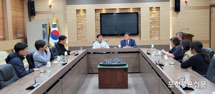 포천시의회 2층 회의실에서 포천시 화원연합회의 건의사항애 대해 연제창(정면 오른쪽), 김현규(정면 왼쪽) 시의원이 경청하고 있다. 