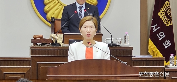 손세화 조례등특별심사위원회 위원장이 심사 결과를 발표하고 있다. (사진=문석완 기자)