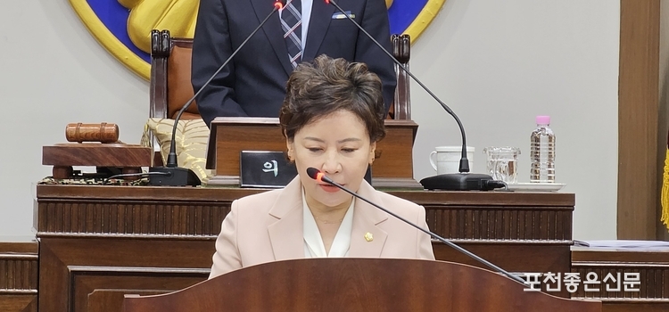 안애경 행정사무감사특별위원회 위원장이 일정 변경의 건을 보고하고 있다. (사진=문석완 기자)