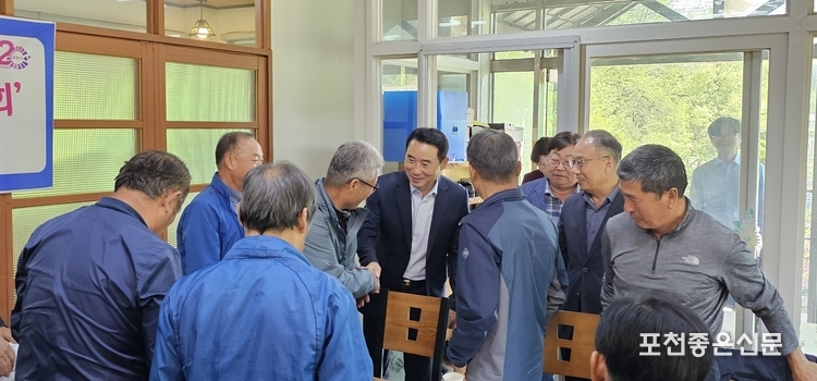 백영현 포천시장이 식당에 입장하면서 창수면 이장들과 악수하고 있다. (사진=문석완 기자)