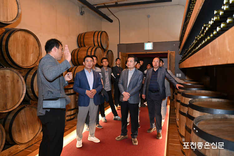 백영현 시장이 영동군 와인터널 현장을 관람하고 있다.