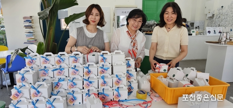 연합회 임원들이 선생님들께 준비한 선물을 포장하고 있다. (사진=문석완 기자)