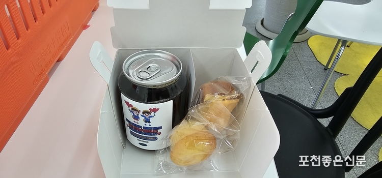 선물 상자를 살짝 열어보았다. 커피와 맛있는 쿠키가 들어 있다. (사진=문석완 기자)