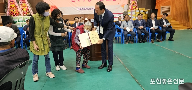 (위) 백영현 포천시장이 김일순 어르신의 며느님에게 장수상을 시상하고 있다. (아래) 김용길 위원장이 이복순 어르신에게 9988상을 시상하고 있다. (사진=문석완 기자)