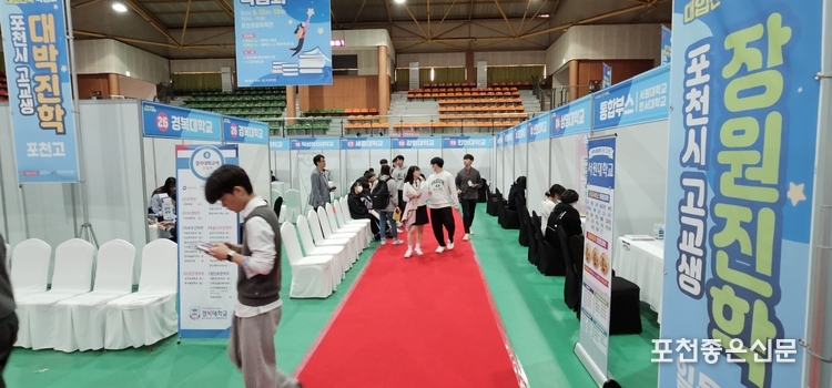 참가한 학생들이 자신의 차례가 오기를 기다리면서 대화를 나누고 있다. (사진=문석완 기자)