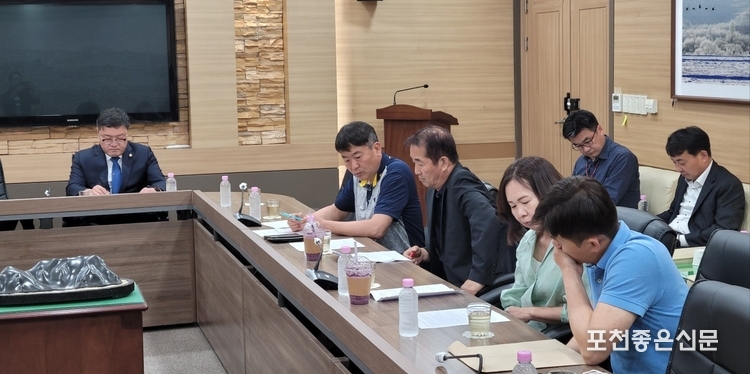 화원 연합회 대표와 시청관계자가 자료를 보며 산림조합장의 설명을 듣고 있다.