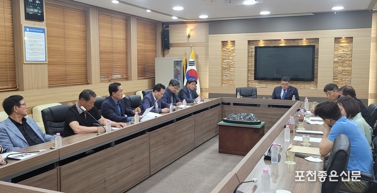 남궁종 포천산림조합장과 관계자, 연제창 포천시의회 부의장, 화원연합회 회원 대표들이 협의를 하고 있다.