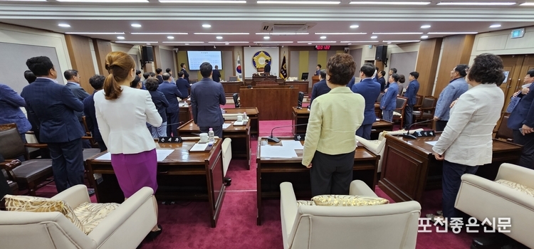포천시의회 제172회 제1차 정례회 참석자들이 국민의례를 하고 있다. (사진=문석완 기자)