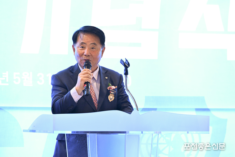 신동문 전임 회장의 축사. 멋진 시 한 수를 읊어 박수를 받았다. 