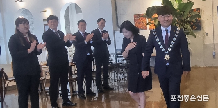 황용 제45대 포천JC 회장이 회원들의 박수를 받으며 입장하고 있다.