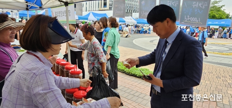 보장협의체 주무과장인 이일선 과장이 점심시간을 이용해 이웃돕기에 동참했다. (사진=문석완 기자)