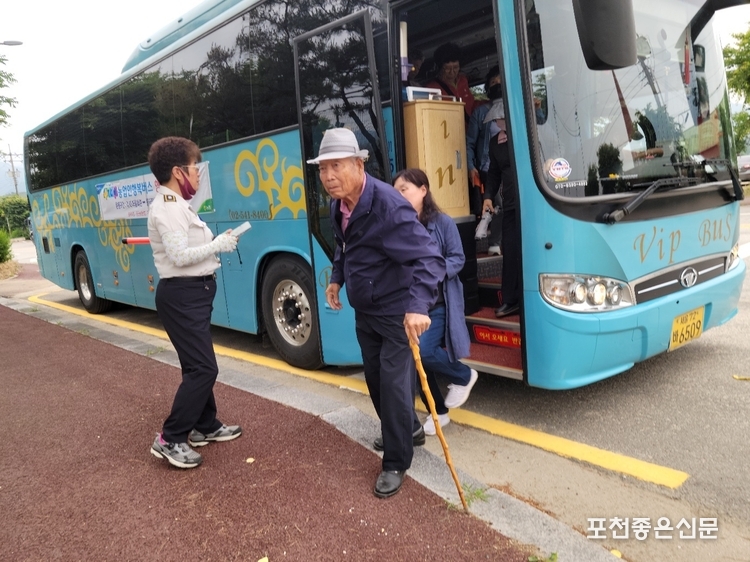 '관인농협의 농업인 행복버스’ 사업은 65세 이상 어르신들을 대상으로 한방진료를 해주고, 장수사진 촬영과, 돋보기 지원 등을 무료로했다.