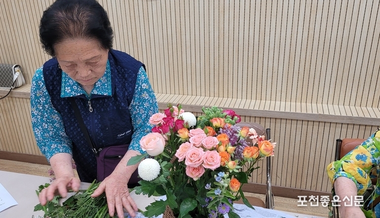 꽃꽂이를 처음 해 본다는 지영례 어르신이 꽃바구니 만들기에 열중하고 있다. 