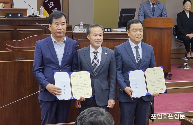 행정사무감사 수감 우수부서에 대한 표창수여식이 열리고 있다. 왼쪽부터 노인장애인과 박상진 과장, 서과석 의장, 교통행정과 양성환 과장. (사진=문석완 기자)