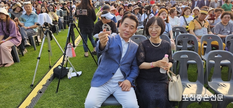 콘서트를 관람하기 위해 내빈들이 착석하였다. 백영현 포천시장이 포천좋은신문을 위해 포즈를 취해 주었다. (사진=문석완 기자)